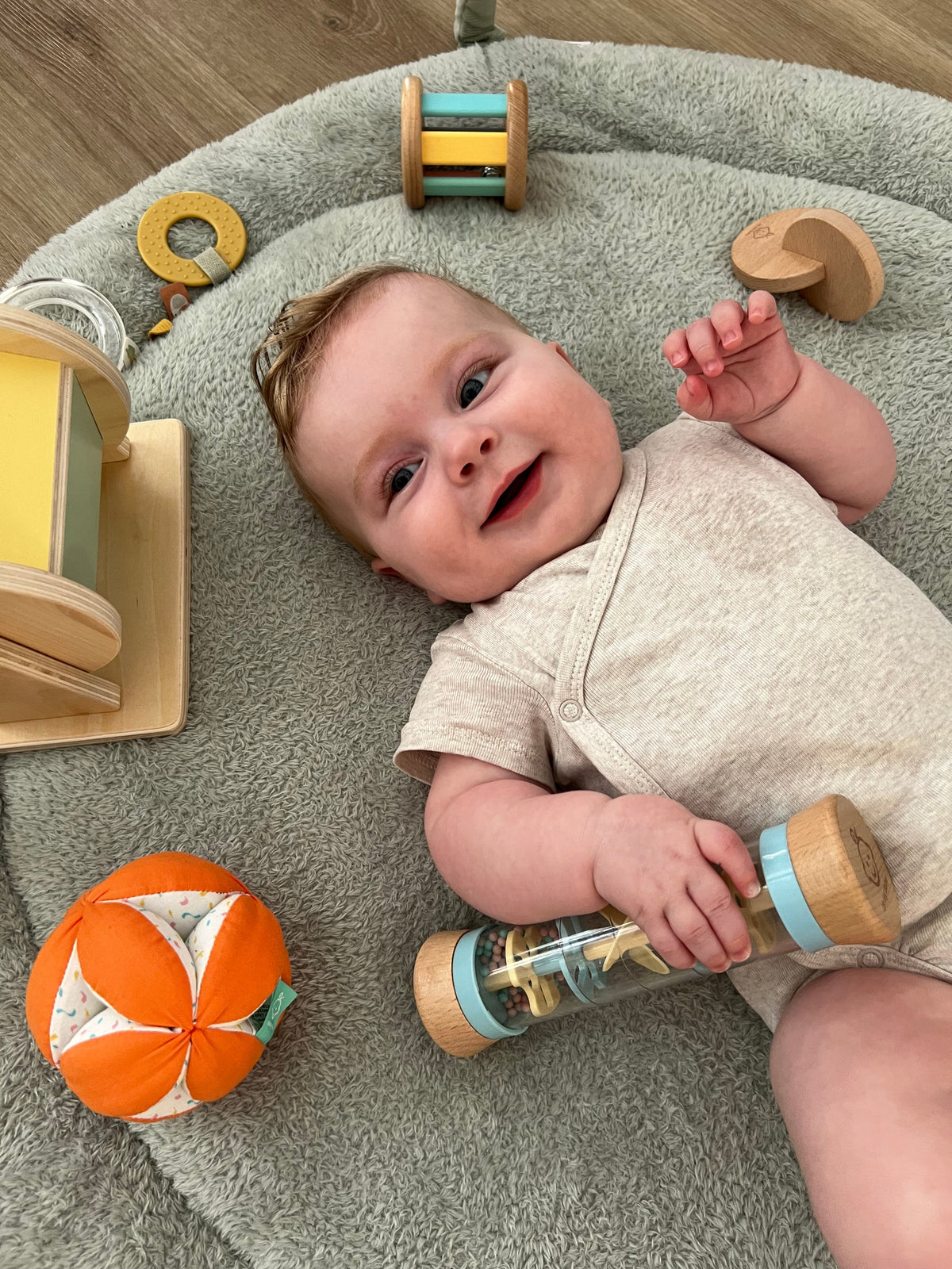 Wie kann man ein 4 Wochen altes Baby stimulieren?